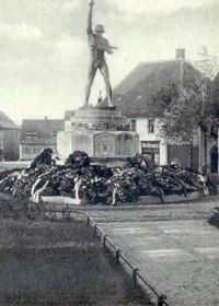 Heldendenkmal auf dem Arterner Bismarckplatz