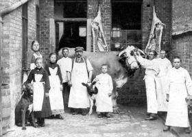 Fleischereibetrieb um 1910 - Wer kennt diese Personen, wo befindet sich diese Örtlichkeit?